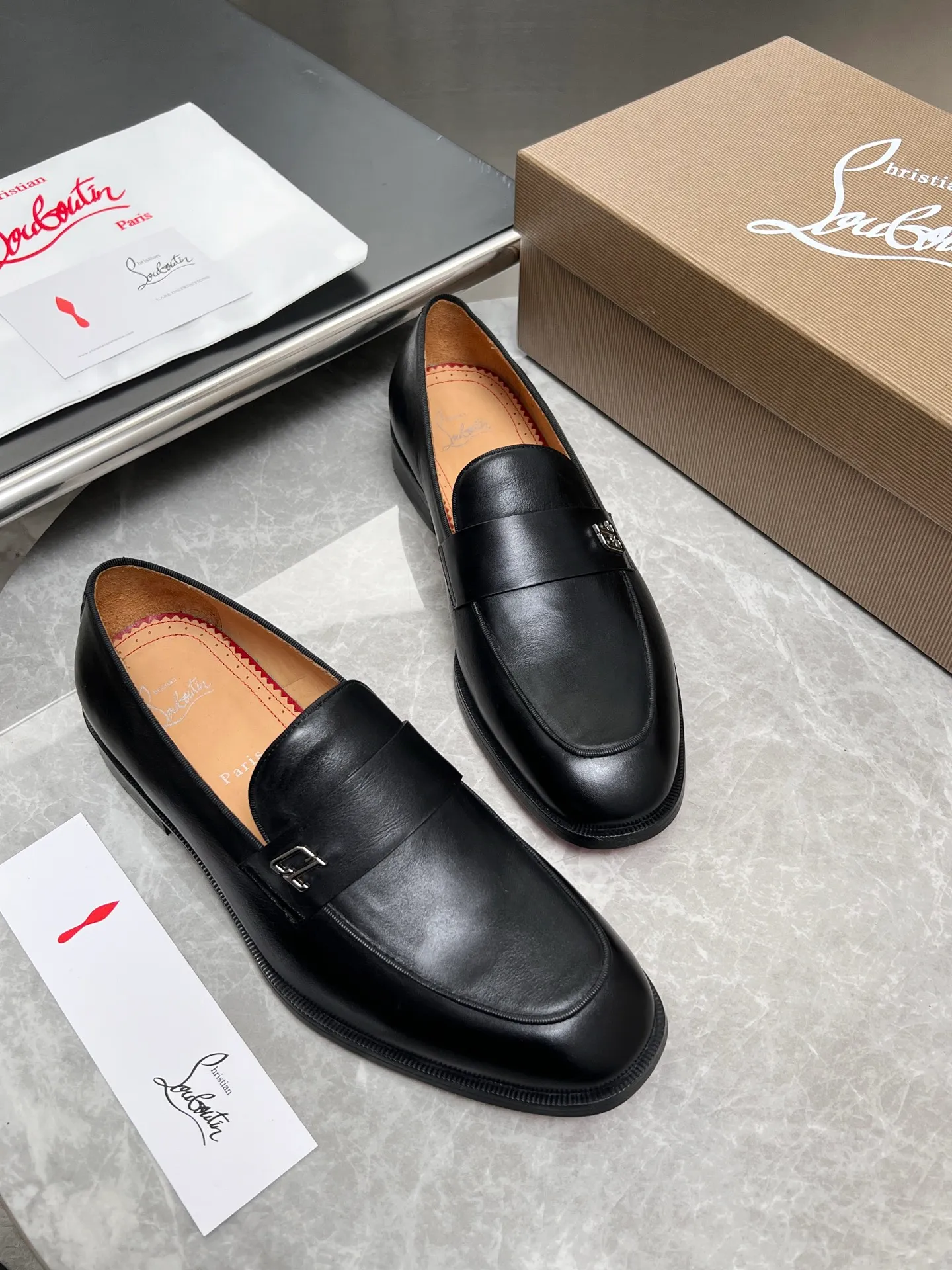 [CL red sole] Top P: 900💰 Number of yards: 39~44 (38.4546. Customized, non-refundable) CL new men's formal shoes Loaf leather shoes Christia* Loubouti* red sole shoes The red sole is luxurious and elegant, reshaping the style boundary of casual formal wear. It is extremely innovative in material selection, and creates a rich visual and tactile experience through the collision of different materials! Made of top-grade calfskin/glossy patent leather/spliced ​​technical fabric in contrasting colors. The upper is stitched by hand with fine and even stitching. It is based on the square-toe loafer shoe shape, with neat and elegant lines, which fits the toughness of men's wear. The upper is embellished with metal rivets, injecting individual details into classic loafers, breaking the mediocrity of casual shoes, and giving a concrete expression of "low-key luxury". From the original color/red cowhide lining inside the shoe to the instantly recognizable red sole, the "red sole" is not only the brand's visual identity, but also a "luxury codeword" when walking. The red sole exposed inadvertently conveys taste and identity instantly. From the innovative splicing of materials, to the personalized fusion of design, to the ingenious inheritance of craftsmanship, the Christian Louboutin men's loafer series is not only a pair of casual shoes, but also a "yuppie style" dressing weapon for men. Whether it is a casual business meeting or a casual look for daily travel, it can help you become a unique and stylish man in every occasion with its "red Loaf" attitude.